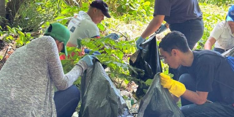 Jóvenes del Partido DxC participan en la recogida de desechos sólidos alrededor del Río Yaque del Norte