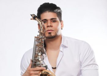 Kamilolf rinde homenaje musical al Mayimbe Anthony Santos en USA