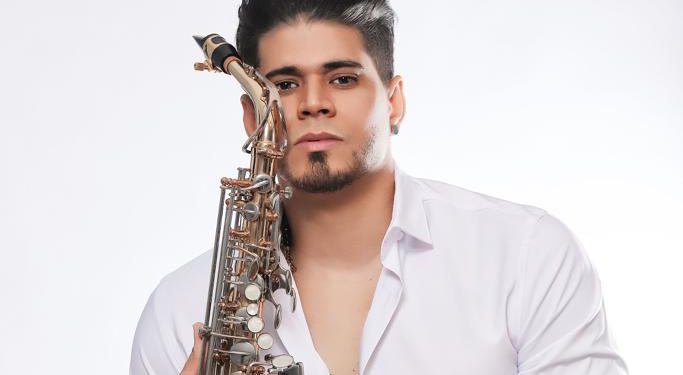 Kamilolf rinde homenaje musical al Mayimbe Anthony Santos en USA