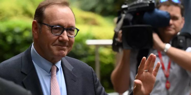 Actor Kevin Spacey es absuelto de todos los cargos por delitos sexuales en Londres