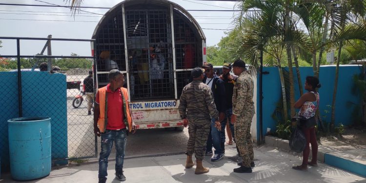 Organizaciones condenan entrada de agentes de migración a hospitales de la provincia La Altagracia para detener mujeres embarazadas