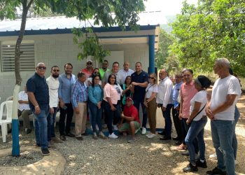 MIVED entrega casa a señora en el día de su cumpleaños en el Cedro de Pedregal en Jarabacoa
