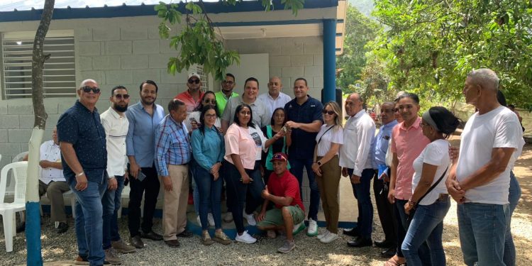 MIVED entrega casa a señora en el día de su cumpleaños en el Cedro de Pedregal en Jarabacoa