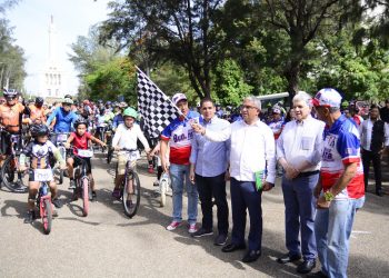 Juez del TC Manuel Ulises Bonnelly Vega da banderazo honor Octavio Clasico MTB Patrón Santiago