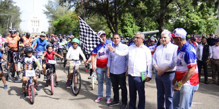 Juez del TC Manuel Ulises Bonnelly Vega da banderazo honor Octavio Clasico MTB Patrón Santiago