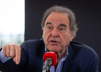 Oliver Stone advierte de que Biden puede iniciar una Tercera Guerra Mundial