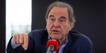 Oliver Stone advierte de que Biden puede iniciar una Tercera Guerra Mundial