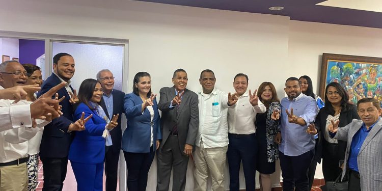 Aspirantes a alcaldes del PRSC y de la Fuerza del Pueblo se juramentan en el PLD