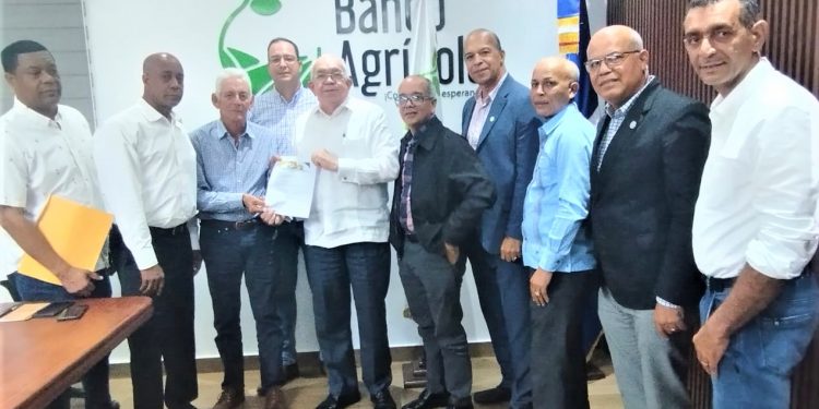 Productores de cerdos se reúnen con administrador del banco agrícola