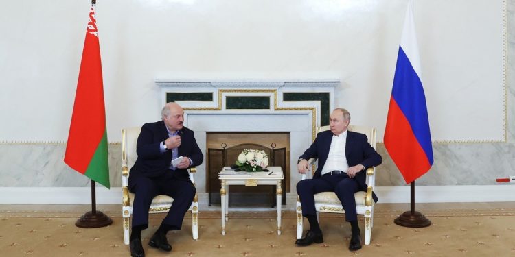 Putin y Lukashenko discuten el conflicto ucraniano