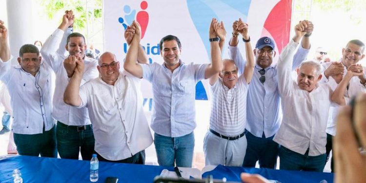 Roberto Ángel juramenta al exgobernador de Valverde y director operativo de campaña de Abel Martínez