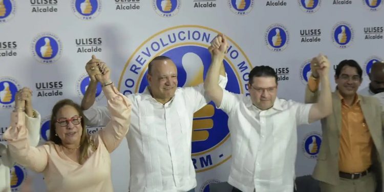 Yayo Sanz Lovatón anuncia respaldo absoluto a Ulises Rodríguez para la alcaldía de Santiago
