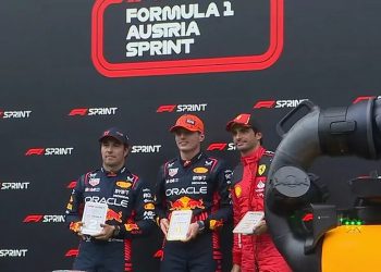 Verstappen gana el Sprint, tras enfadarse con Checo; Sainz es tercero y tira del carro Ferrari