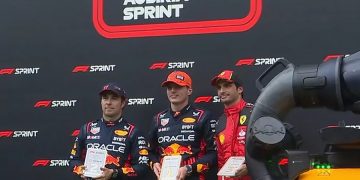 Verstappen gana el Sprint, tras enfadarse con Checo; Sainz es tercero y tira del carro Ferrari