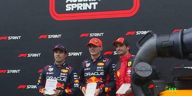 Verstappen gana el Sprint, tras enfadarse con Checo; Sainz es tercero y tira del carro Ferrari