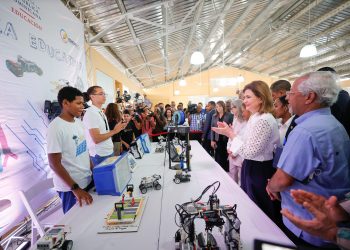 Vicepresidenta Peña deja inaugurado campamento de Robótica Educativa 2023