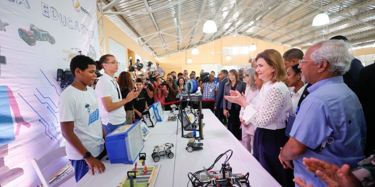 Vicepresidenta Peña deja inaugurado campamento de Robótica Educativa 2023