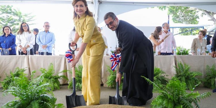 Vicepresidenta encabeza primer picazo para la construcción de la Parroquia San Andrés Apóstol en Santiago
