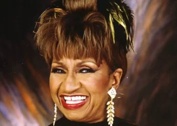 La moneda de 25 centavos de dólar en honor a Celia Cruz y su grito, “¡Azúcar!”
