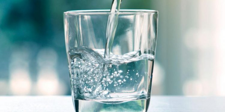 ¿Cuánta agua hay que beber al día?