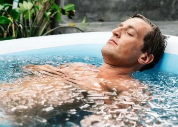 Cómo nadar en agua fría puede ayudarte a combatir la obesidad y el estrés