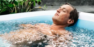 Cómo nadar en agua fría puede ayudarte a combatir la obesidad y el estrés