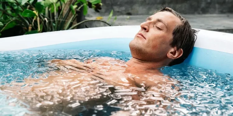 Cómo nadar en agua fría puede ayudarte a combatir la obesidad y el estrés