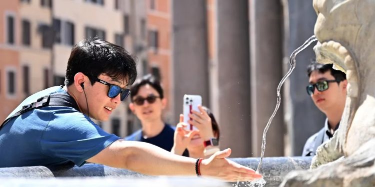 El calor extremo sacude el hemisferio norte, con temperaturas de más de 50 °C