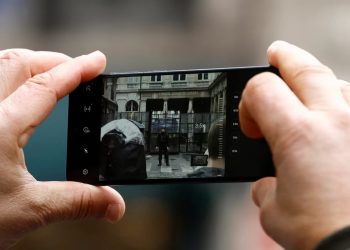 Francia aprobó la ley que permite activar de forma remota la cámara y el micrófono de los smartphones de personas bajo investigación