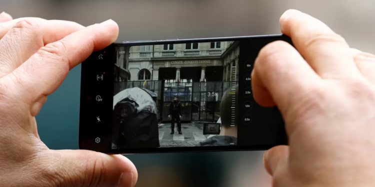 Francia aprobó la ley que permite activar de forma remota la cámara y el micrófono de los smartphones de personas bajo investigación