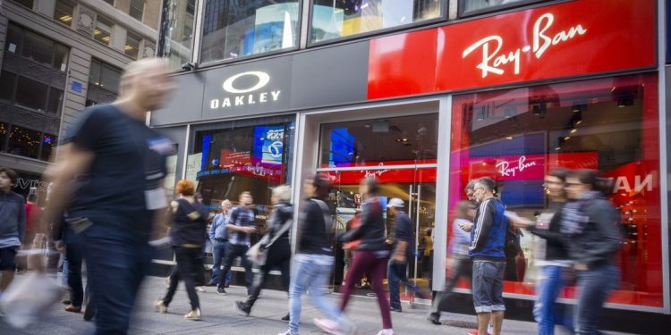 Demandan al fabricante de gafas Ray-Ban y Oakley por inflar los precios un 1.000 %