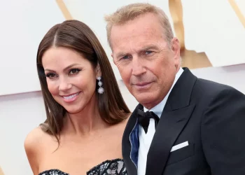 Kevin Costner da por hecho que su ex usa el dinero de la manutención en cirugías plásticas