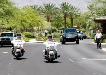 Un hombre armado se atrincheró en el Caesars Palace de Las Vegas: encerró a una mujer y tiró muebles por la ventana