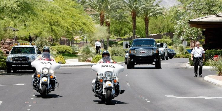 Un hombre armado se atrincheró en el Caesars Palace de Las Vegas: encerró a una mujer y tiró muebles por la ventana