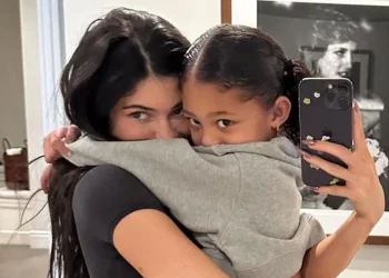 Kylie Jenner se arrepiente de operarse antes de ser madre y no quiere que su hija haga lo mismo
