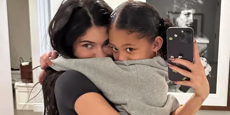 Kylie Jenner se arrepiente de operarse antes de ser madre y no quiere que su hija haga lo mismo