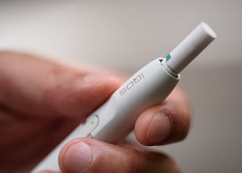 El tabaco calentado, ni es menos dañino ni ayuda a dejar de fumar