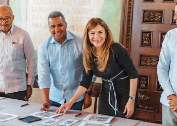 ADN e INPOSDOM ponen en circulación sello postal conmemorativo a los 525 años de la ciudad Sto. Dgo.