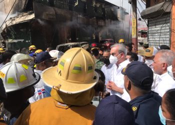 Presidente Abinader asegura a familias apoyo del Gobierno en explosión en San Cristóbal