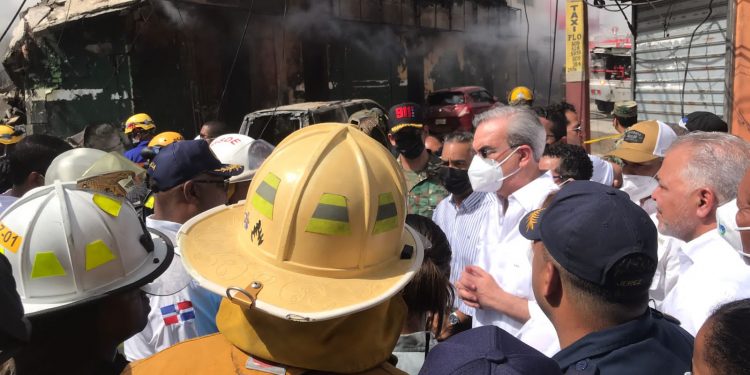 Presidente Abinader asegura a familias apoyo del Gobierno en explosión en San Cristóbal