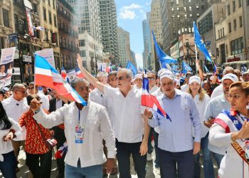 Presidente Abinader encabeza Desfile Dominicano de Manhattan; recorre la Sexta Avenida ovacionado por la multitud