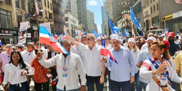 Presidente Abinader encabeza Desfile Dominicano de Manhattan; recorre la Sexta Avenida ovacionado por la multitud