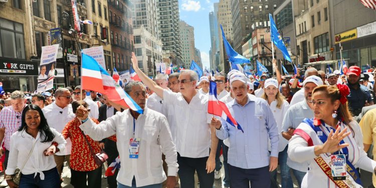 Presidente Abinader encabeza Desfile Dominicano de Manhattan; recorre la Sexta Avenida ovacionado por la multitud