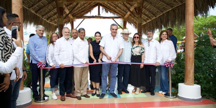 Presidente Abinader inauguró once obras y entregó 64 apartamentos en Bonao, la Vega y Santiago este fin de semana