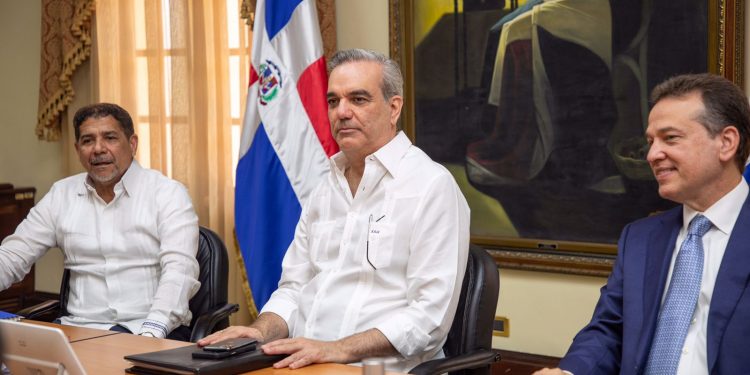 Presidente Abinader se reúne con Comisión Interministerial y sector arrocero para dar seguimiento al diálogo del arroz en el DR-Cafta