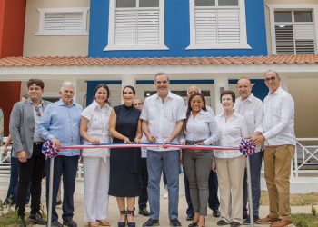 El presidente Abinader y su esposa Raquel Arbaje inauguran un nuevo CAIPI en Santiago