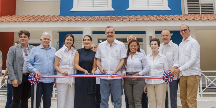 El presidente Abinader y su esposa Raquel Arbaje inauguran un nuevo CAIPI en Santiago