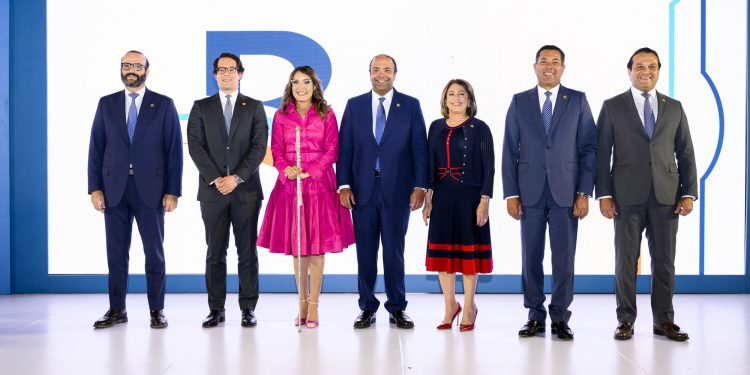 Banreservas lanza primeras tarjetas táctiles del Caribe