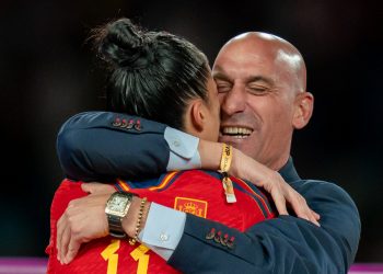 Beso entre el presidente de la Federación Española de Fútbol y una jugadora desata polémica