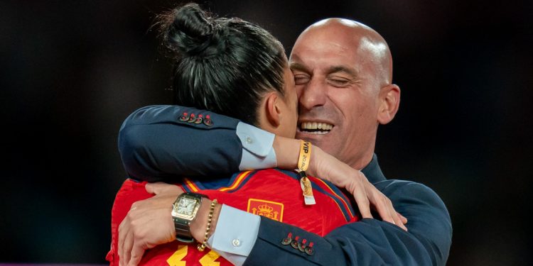 Beso entre el presidente de la Federación Española de Fútbol y una jugadora desata polémica
